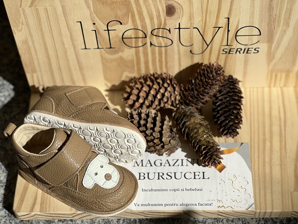 Papucei bebelusi din piele naturala cu talpa VIBRAM