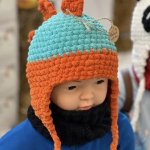 Caciulita cu urechi,handmade,pufoasa