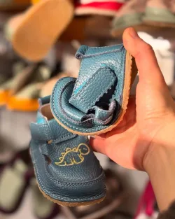 brant din piele naturala tabacita, fara captuseala sau pernute, non-toxic talpa din cauciuc, usoara, flexibila si antiderapanta incaltare usoara datorita sistemului de inchidere velcro potriviti pentru primii pasi tehnologie barefoot fabricat in Republica Moldova