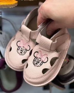 brant din piele naturala tabacita, fara captuseala sau pernute, non-toxic talpa din cauciuc, usoara, flexibila si antiderapanta incaltare usoara datorita sistemului de inchidere velcro potriviti pentru primii pasi tehnologie barefoot fabricat in Republica Moldova Marimi disponibile in magazinul din Iasi de la marimea 18 la 27 Tabel marimi pantofi - MACCO Euro Lungime(cm) 15/16 11,1 17 11,6 18 12,0 19 12,6 20 13,0 21 13,6 22 14,3 23 14,8 24 15,4 25 16,0 26 16,5 27/28 17,5