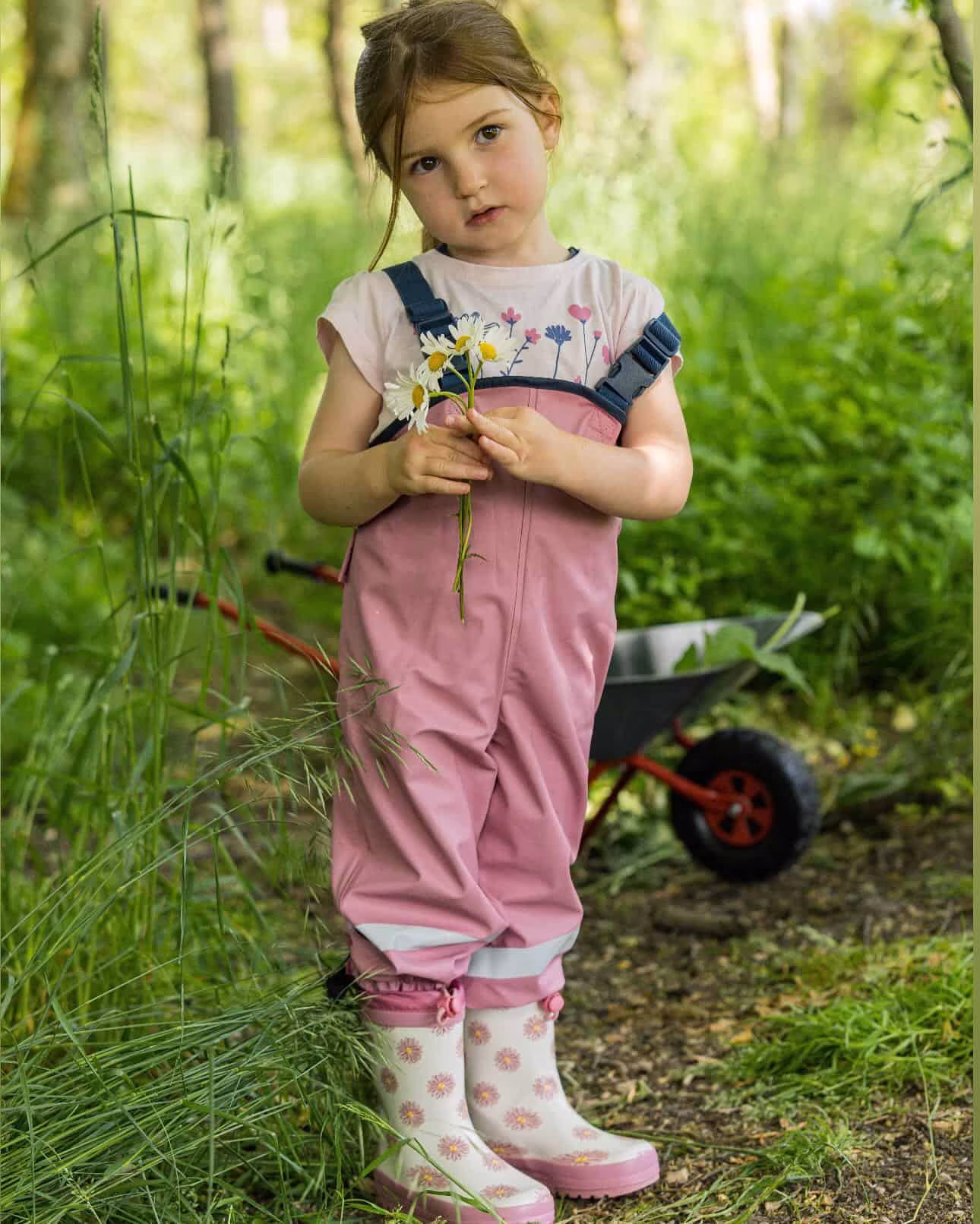 Salopetă impermeabilă pentru bebeluși și copii mici, ideală pentru zile ploioase și aventuri în natu.