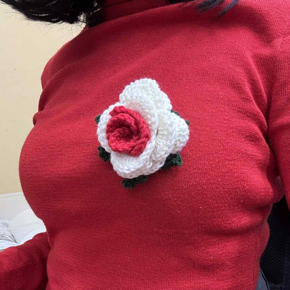 Martisor accesoriu brosa handmade-model trandafir rosu cu alb