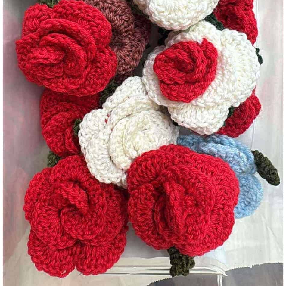 Martisor brosa handmade-model trandafir Diferite culori  Comanda cu confirmare telefonica Se trimite cu ata de martisor si agrafa de prins  