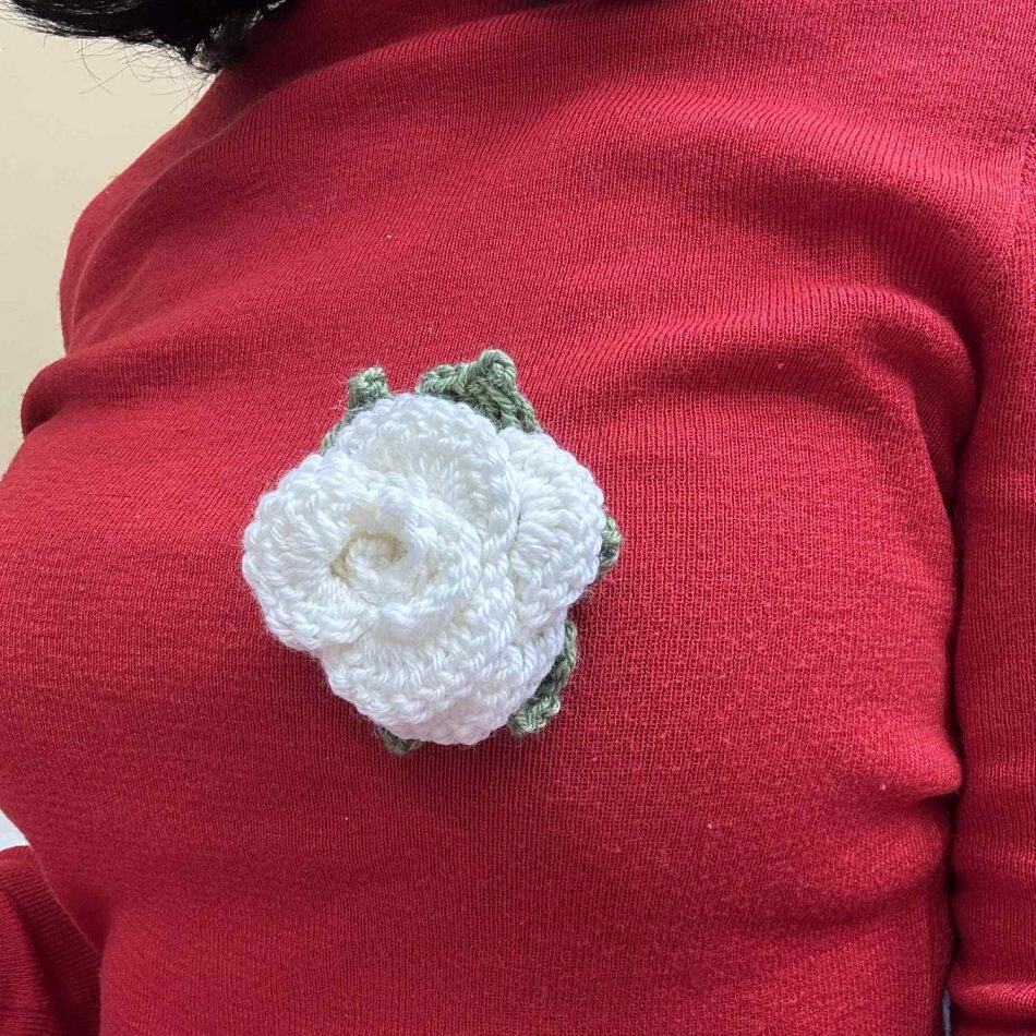 Martisor accesoriu brosa handmade-model trandafir