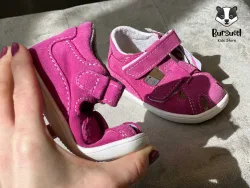 Sandalute de vara din piele velur pentru primii pasi Sandale pentru copii foarte usoare, din piele marca Jonap cu talpa foarte flexibila Barefoot talpă ușoară + foarte flexibilă, vârf lat, călcâi ușor întărit, suport pentru arc (poate fi îndepărtat). Prindere cu 2 velcro, se adapteaza bine piciorului. Branțul este moale, spumă cu o suprafață textilă și este detașabilă - puteți verifica cu ușurință dacă dimensiunea încă se potrivește. Sandalele marca Jonap sunt fabricate în Cehia. Material: Partea superioară: piele Căptușeală: textil Tabel cu marimi: Dimensiune (EUR) 19 20 21 22 23 24 25 26 Lungimea interioară a branțului (cm) 12.8 13.5 14.1 14.8 15.3 15.9 16.5 17.1 lățime (cm) 5.9 6.0 6.1 6.2 6.3 6.4 6.5 6.6