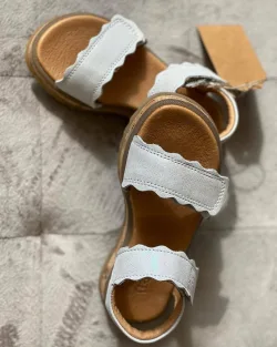 Sandale Froddo pentru fete  Culoare: alb stralucire Inchidere: velcro dublu Partea superioară: piele naturală Căptușeală: căptușeală din piele fără crom Branț: branț din piele fără crom Talpa exterioara: TR Fara crom VI.