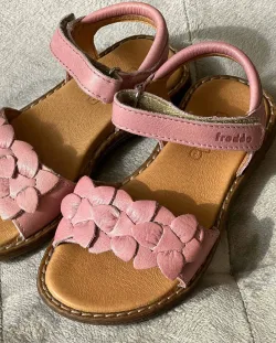 Sandale Froddo pentru fete piele naturala Culoare: roz Inchidere: velcro dublu Partea superioară: piele naturală Căptușeală: căptușeală din piele fără crom Branț: branț din piele fără crom Talpa exterioara: TR Fara crom VI.