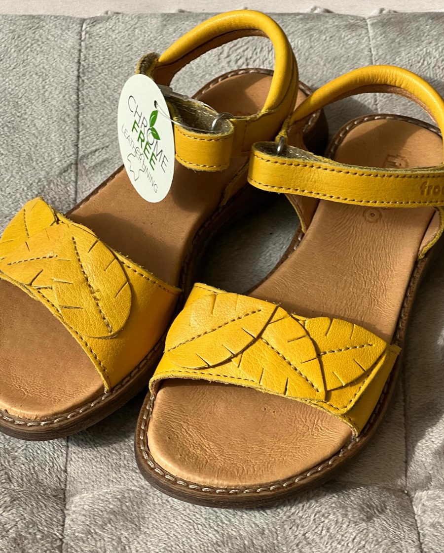 Sandale Froddo pentru fete piele naturala Culoare: galben închis Inchidere: velcro dublu Partea superioară: piele naturală Căptușeală: căptușeală din piele fără crom Branț: branț din piele fără crom Talpa exterioara: TR Fara crom VI.