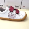 Pantofi din piele pentru copii cu inimă sclipitoare și velcro pentru o fixare ușoară.