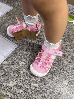 Tălpile încălțămintei sunt fabricate din cauciuc natural.